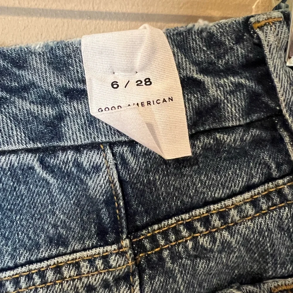 Good American Good 90s Slim Ripped Knee Straight Jeans in Indigo061 (6) - Picture 9 of 13